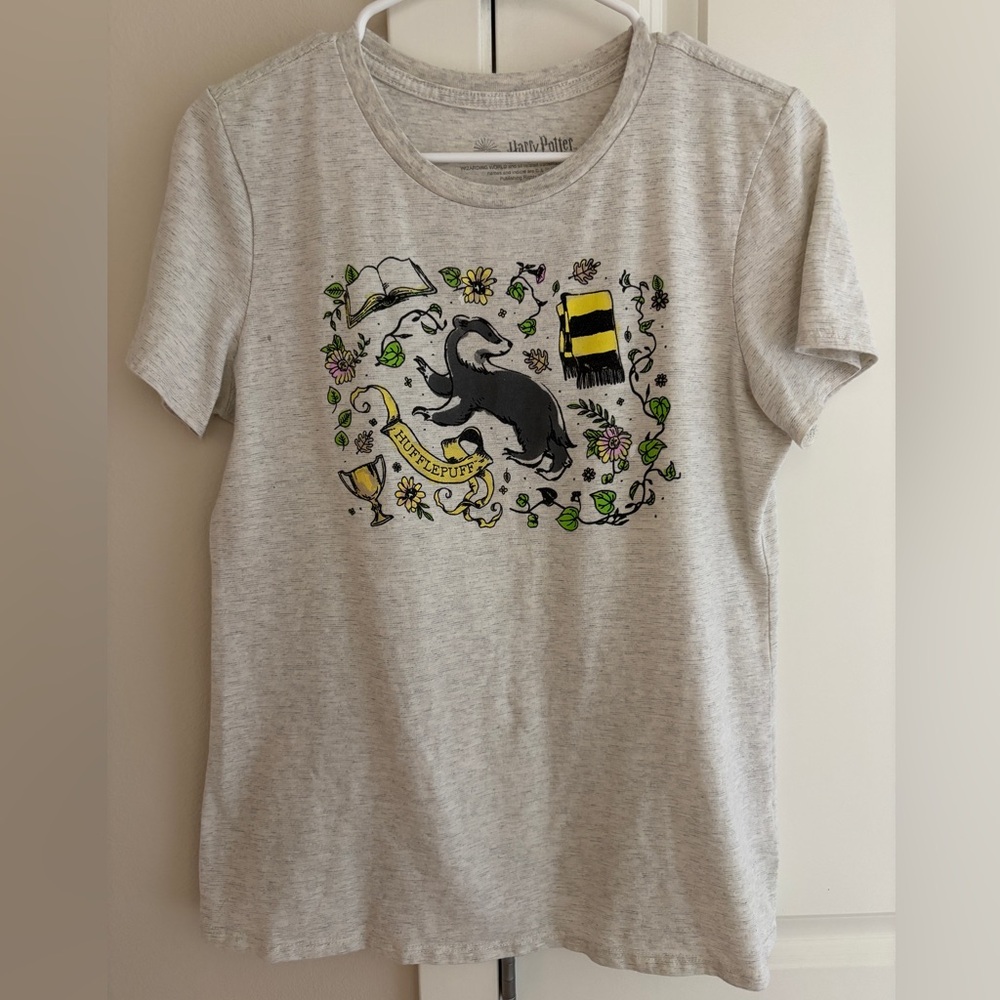 Short Sleeve Hufflepuff Crewneck T-Shirt, Women’s Medium Harry Potter Tee